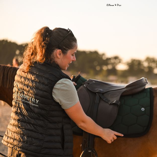 Contrôle et lavage d'une veste d'équitation avant envoi